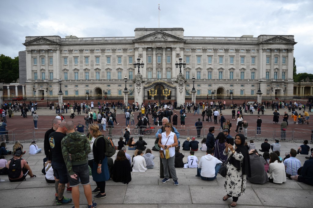 Una multitud se congrega frente al palacio de Buckingham en Londres (Fotos)