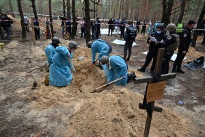 Los catastróficos datos detrás de las 447 exhumaciones en las fosas de Izium
