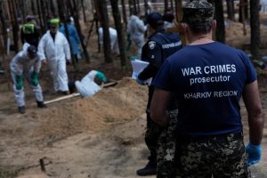 Ucrania completó la exhumación de Izium y confirmó 447 muertos: entre los restos recuperados hay 215 mujeres y 5 niños