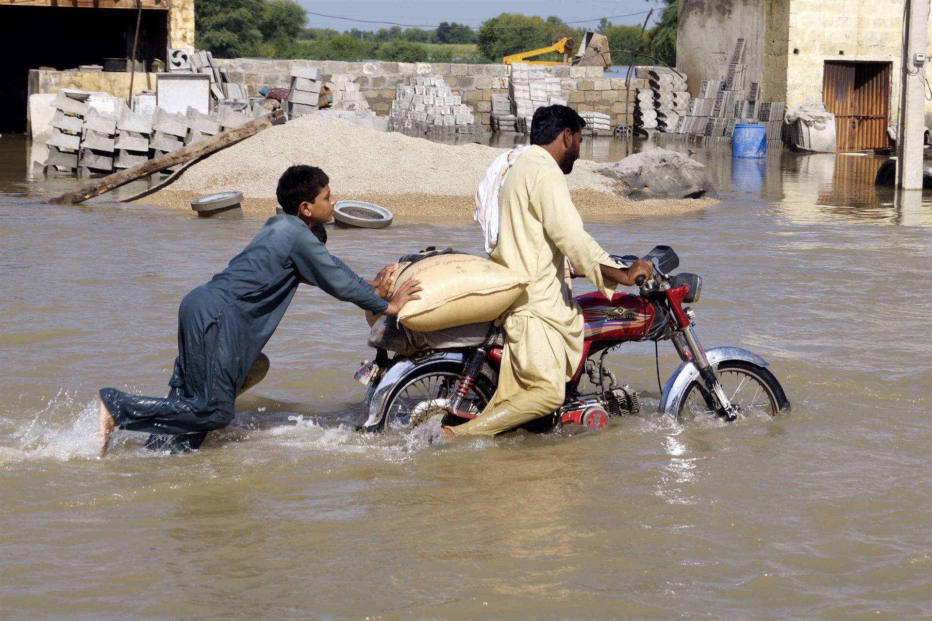 La OMS alerta de posible aumento de brotes infecciosos en la anegada Pakistán
