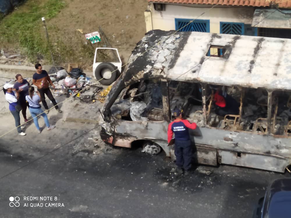 EN FOTOS: autobús quedó completamente calcinado en la Av. Tosta García en Charallave #14Sep