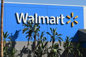 Iban a separarse: Cámaras captan a una mujer arrollando a su pareja frente a un Walmart en Texas