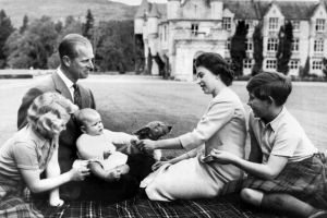 La reina Isabel II nunca fue fotografiada embarazada por un “tabú” de la época