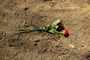 Ucrania revela la verdad: Decenas de cuerpos exhumados en Izium tenían “signos de tortura”