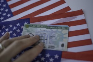El Gobierno de EEUU relaja la norma de “carga pública” para inmigrantes