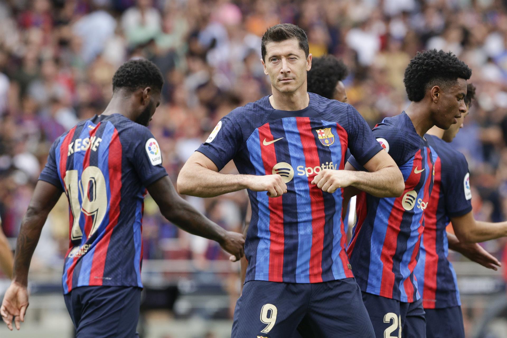 Con un Lewandowski encendido, el Barcelona goleó al Elche y es el nuevo líder de Laliga