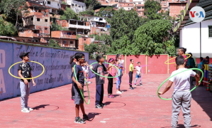 Malabares como “método de escape” para los jóvenes en barrios de Venezuela