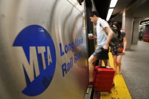 Dramático final: Hombre sin hogar murió electrocutado en los rieles del metro de Nueva York