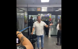 Entre lágrimas y gaitas: Así fue recibido Daniel Sarcos en el aeropuerto de La Chinita tras su regreso al país (VIDEO)