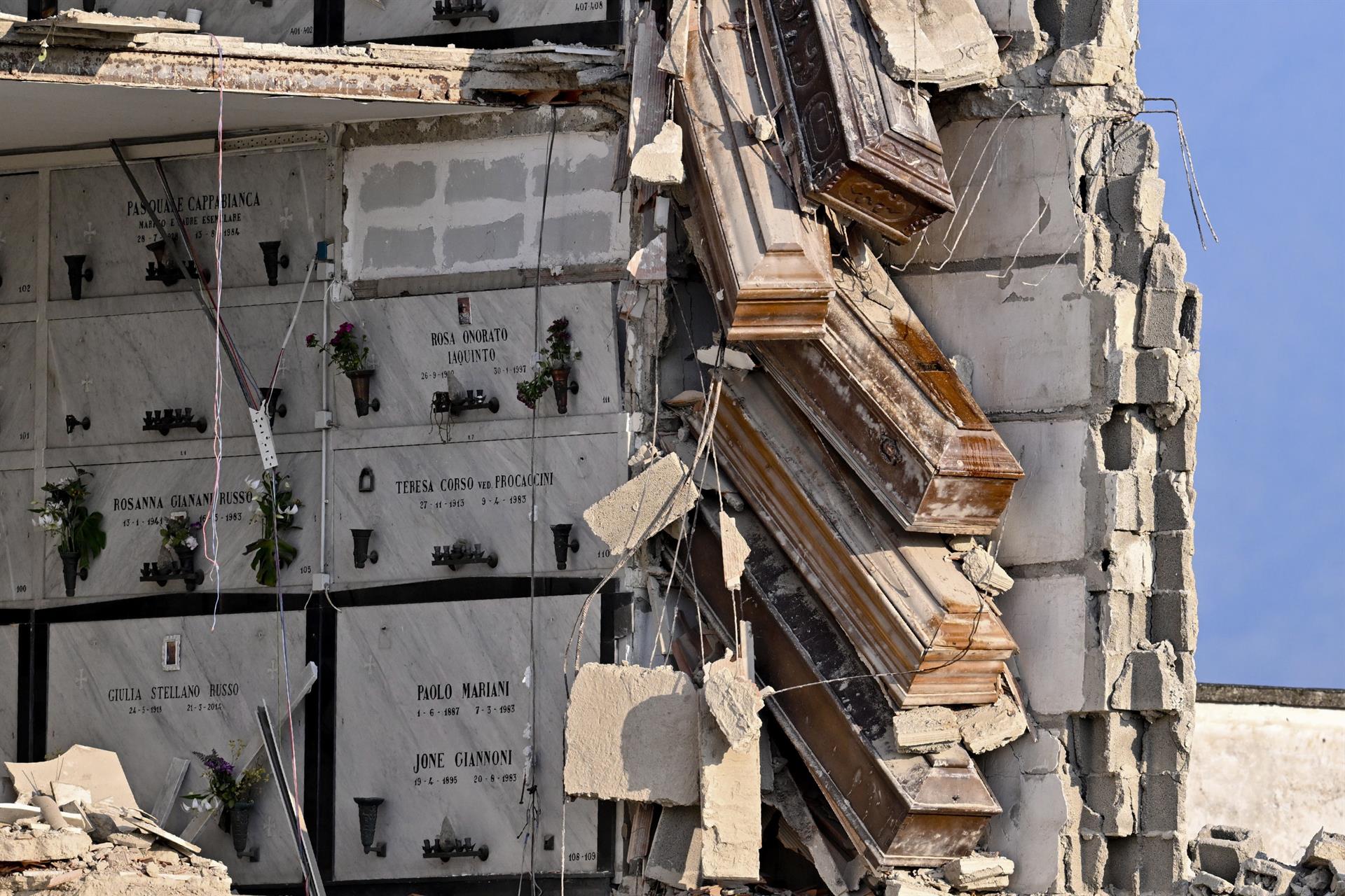 Derrumbe en un cementerio de Nápoles deja numerosos ataúdes al aire
