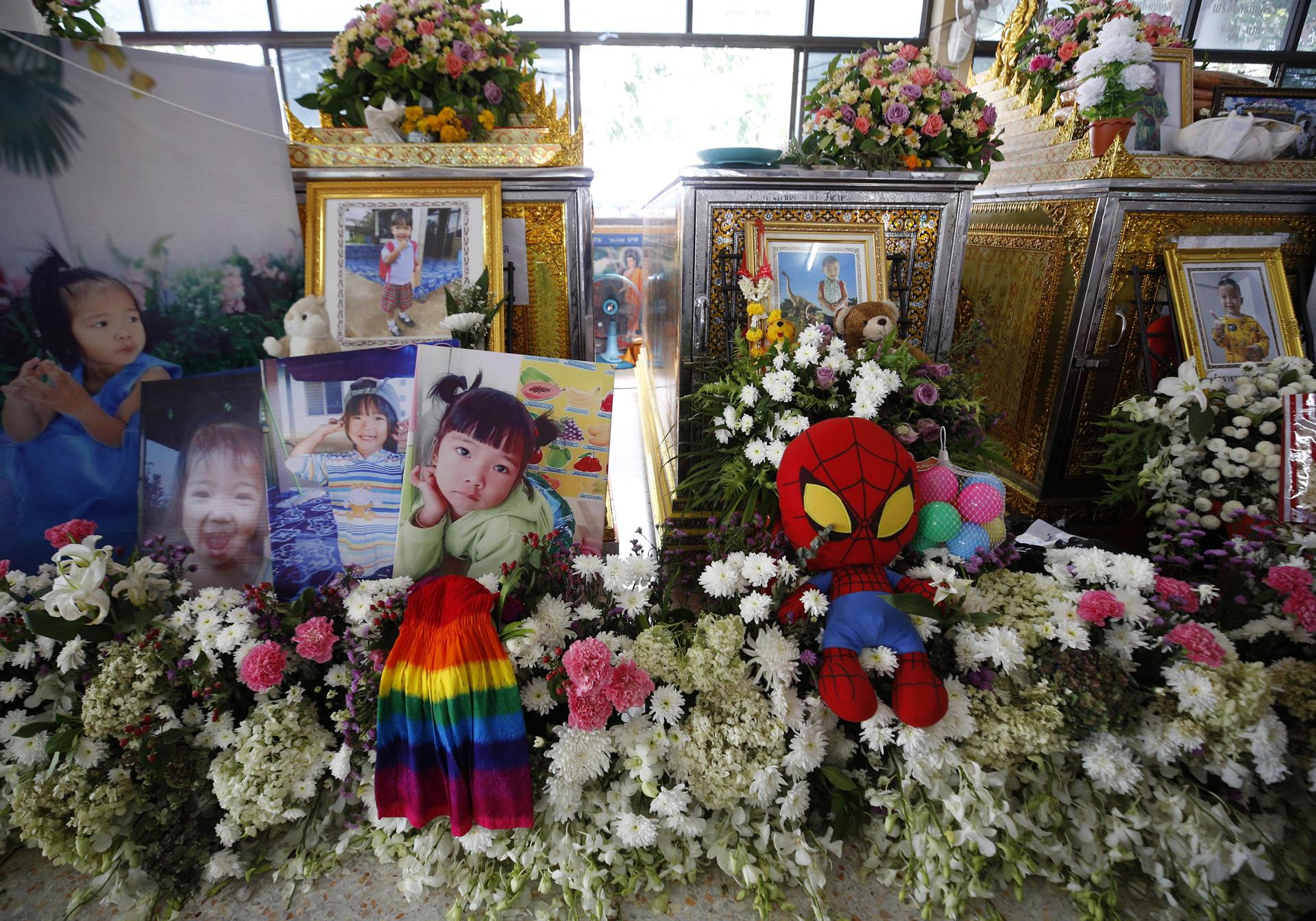 Ofrendas y rezos por los niños asesinados en una guardería en Tailandia