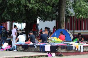 Miles de migrantes de Venezuela y otros países mantienen saturada la frontera sur de México