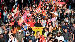 Sindicatos franceses van a la huelga, protestan en todo el país y exigen un salario mínimo de dos mil euros