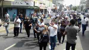 Trabajadores activos y jubilados de la gobernación de Anzoátegui protestaron con una “marcha fúnebre”