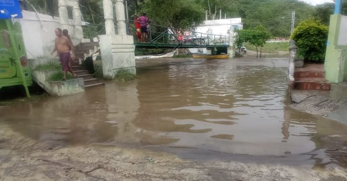Fuertes lluvias provocaron crecida de los ríos Choroní y Tiripe en Aragua (Fotos)