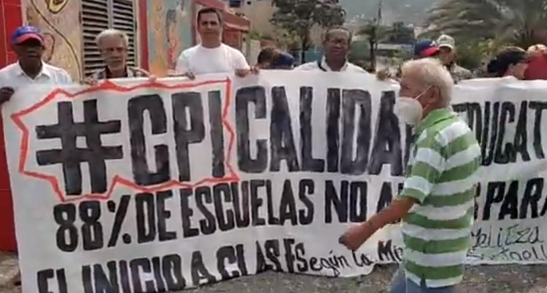 Maestros y representantes se unen en una protesta por las malas condiciones en La Guaira #14Oct (VIDEO)