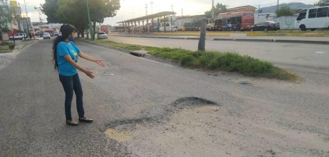 Vecinos alarmados tras socavamiento del pavimento de la avenida Florencio Jiménez en Barquisimeto (FOTOS)