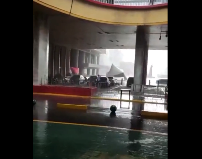 En VIDEO: Fuertes vientos causaron un caos en Plaza Caracas al poner a volar toldos y tarantines