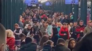El conmovedor canto de los ciudadanos de Kiev en una parada de metro durante una alarma antiaérea