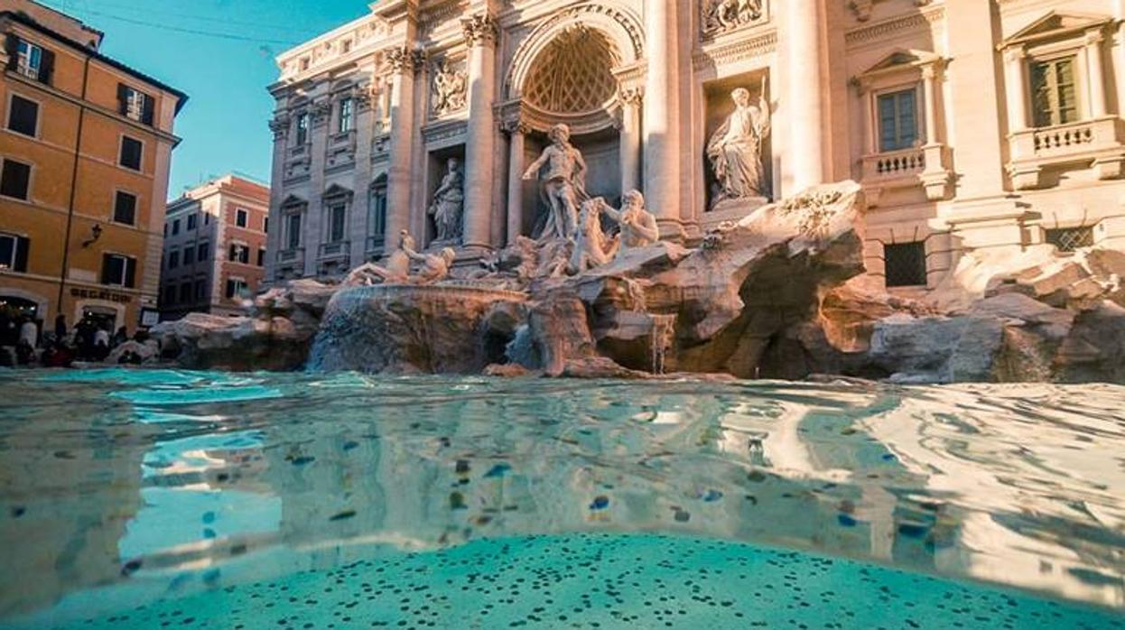 Vaciaron la Fontana di Trevi para limpiarla y recoger las monedas que arrojan los turistas: qué harán con el dinero