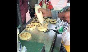 ¿Te la comerías? Arepa con leche condensada… el desayuno que se vende en Bogotá (Video)