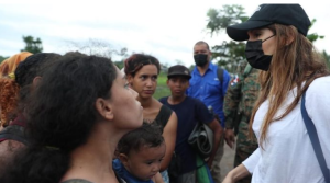 Canciller de Panamá visita migrantes en Darién antes de reunión de la OEA