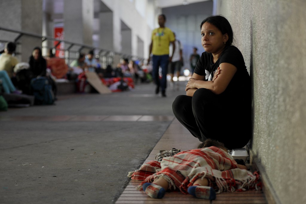 En 2022 disminuyó cantidad de migrantes que envían remesas y ayudas a familiares en Venezuela, según Encovi