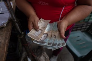 ¿Qué pueden comprar los empleados públicos y jubilados con los míseros “bonos” del régimen de Maduro?