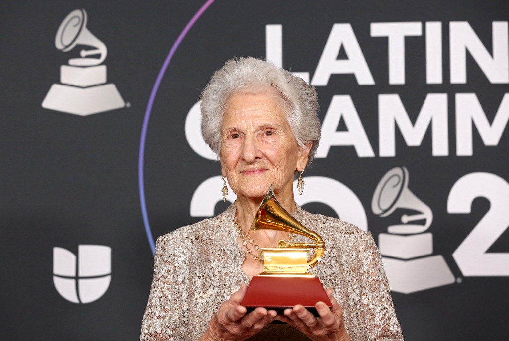 “Nunca es tarde”: una cantante de 95 años ganó el Grammy Latino a artista revelación