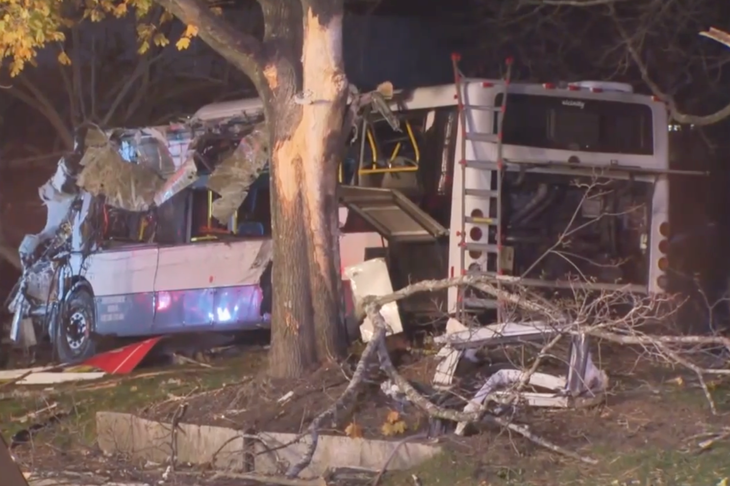 Un muerto y más de 20 heridos tras terrible accidente de un autobús en Massachusetts