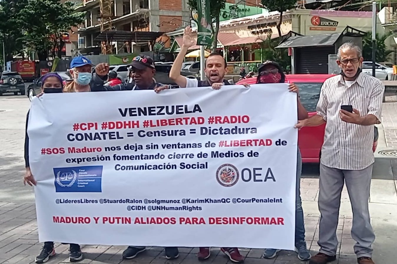 Protestan frente a Conatel contra el cierre masivo de emisoras de radio en Venezuela