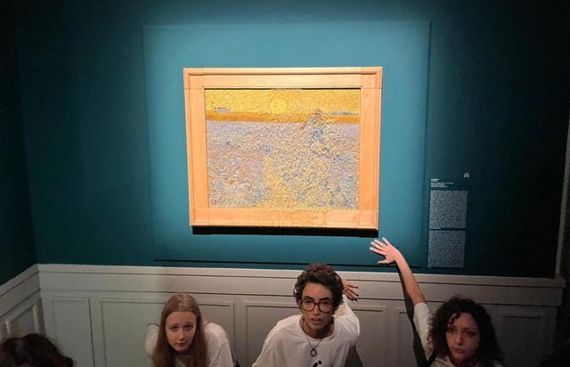 Nuevo ataque: Activistas climáticos arrojaron puré de verduras en obra de Van Gogh en Roma (VIDEOS)