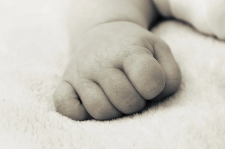 Polémica en Utah: Le da de comer a su bebé “como si fuera un pollo” en el piso