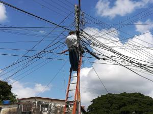 Comerciantes “hacen magia” para sobrevivir ante las constantes fallas de electricidad en Guárico