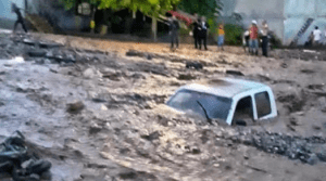 Camioneta de la Cruz Roja quedó tapiada en Tacoa (Video)