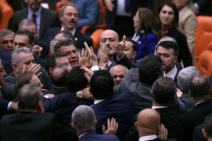 Diputado fue enviado a cuidados intensivos tras caerse a golpes en el Parlamento en Turquía