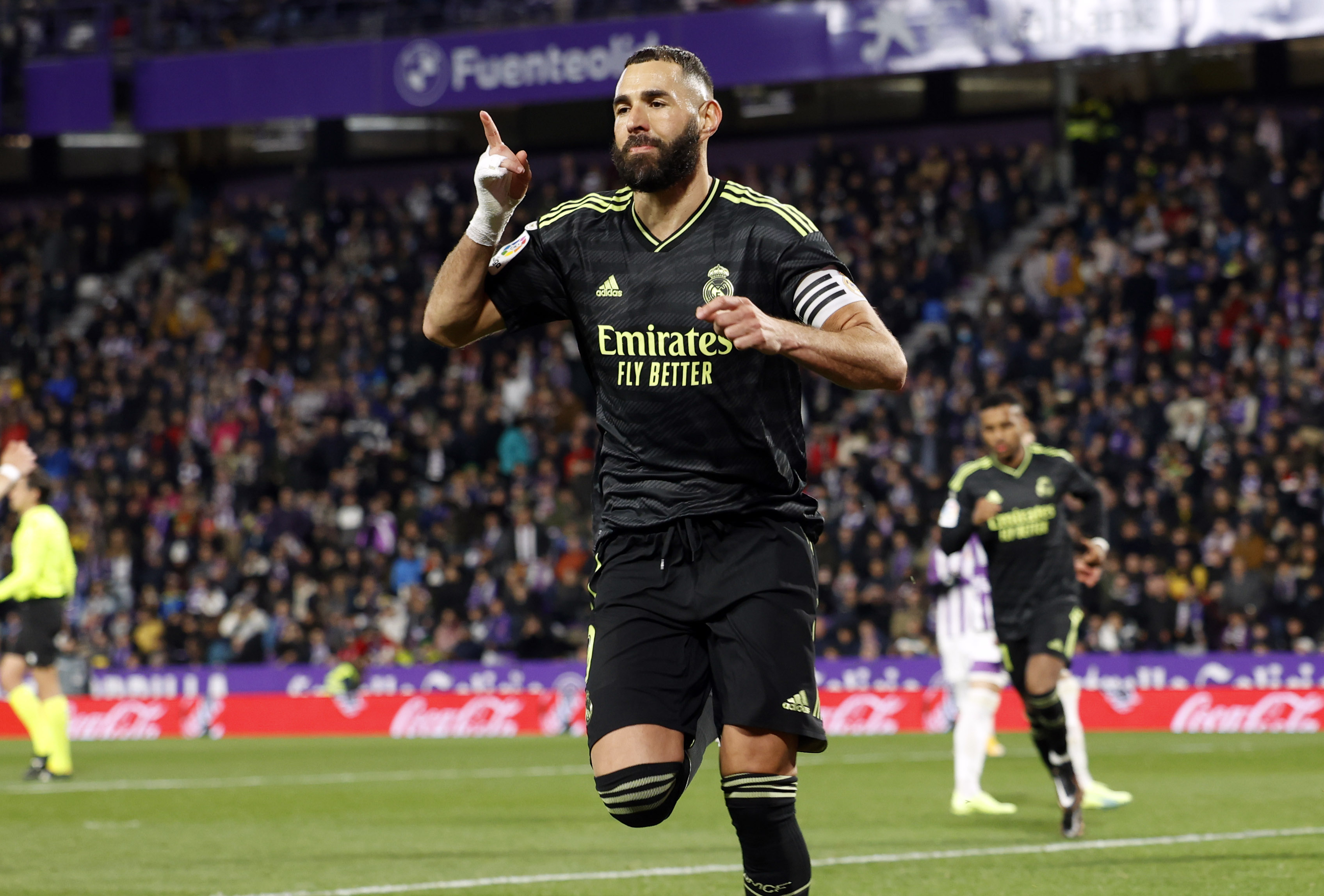 Benzema regresó con un doblete para dejar al Real Madrid como líder provisional