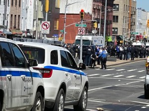 Conmoción en Nueva York: Hallan a un hombre con puñal clavado en el pecho en una calle de Brooklyn