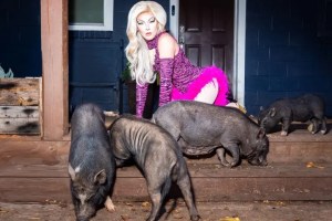 “Se acuestan conmigo”: La drag queen de EEUU que convive con cerdos como si fueran sus hijos