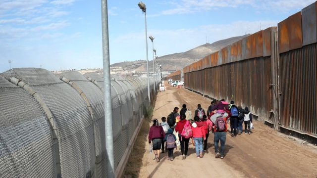 Cierran la frontera en EEUU con malla de alambre para evitar ola de migrantes (VIDEO)