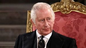 ¿Una monarquía empobrecida? Captan agujero en la media del rey Carlos III (Foto)