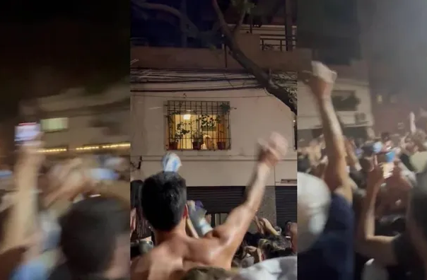 Avalancha de hinchas le cantaron a la “abuela de Messi” tras el triunfo de Argentina (VIDEO)