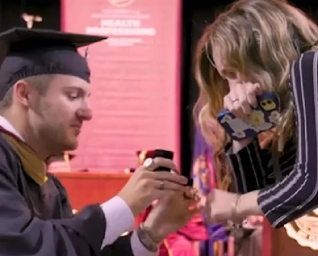 ¡Alucinante! Recibió título universitario en EEUU y en plena ceremonia le pidió matrimonio a su novia