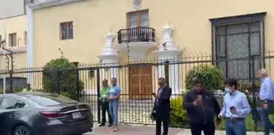 Peruanos bloquean la embajada de México para evitar que Pedro Castillo se refugie allí (VIDEO)