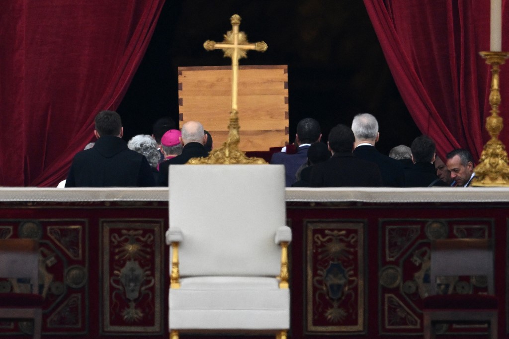 El féretro de Benedicto XVI es llevado a su sepultura en la basílica de San Pedro