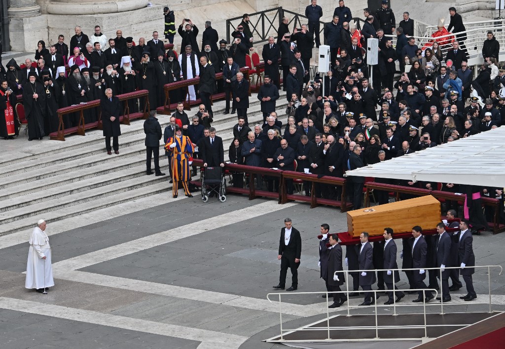 Casi 50 mil personas asistieron al funeral de Benedicto XVI