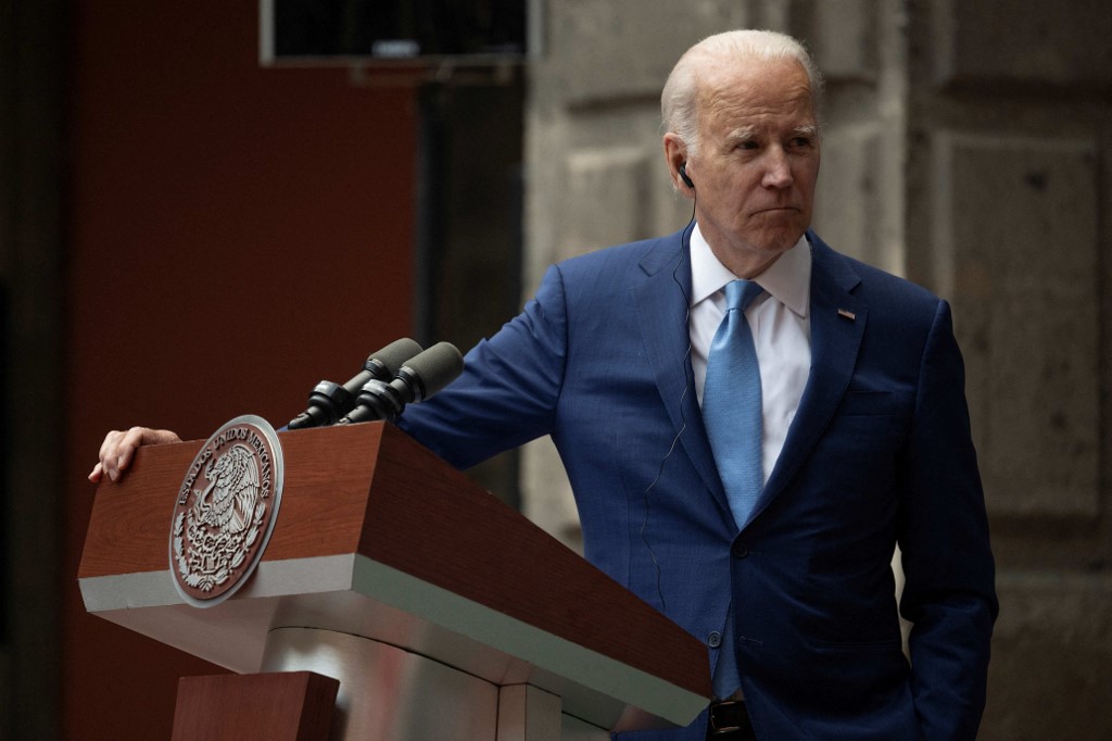 Aprobación de Biden cae cerca del punto más bajo (Video)