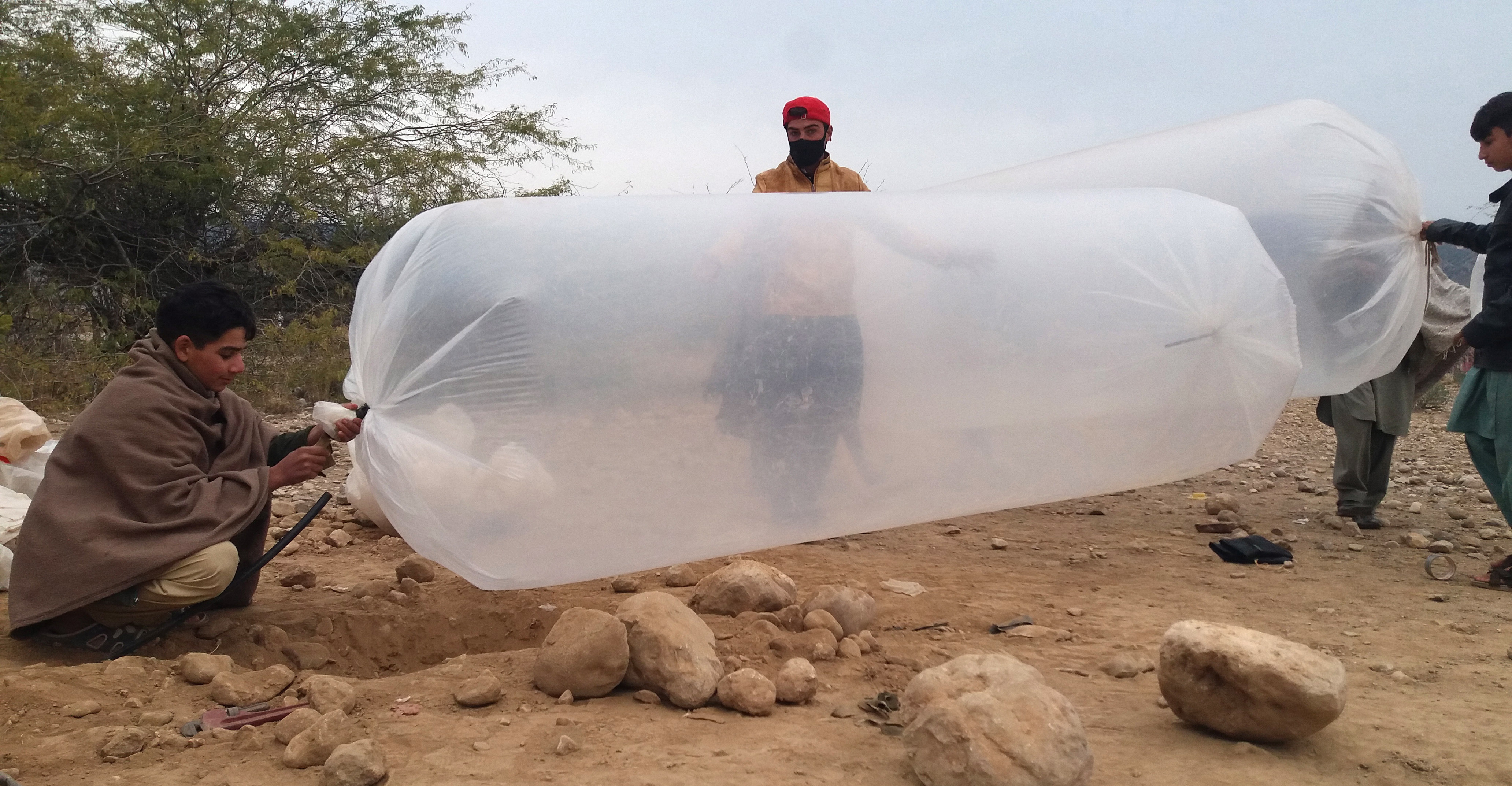 Gas natural en bolsas de plástico, una “bomba” para poder cocinar en Pakistán