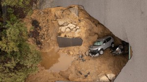 VIDEO: La tierra se “tragó” dos autos tras las fuertes precipitaciones en California