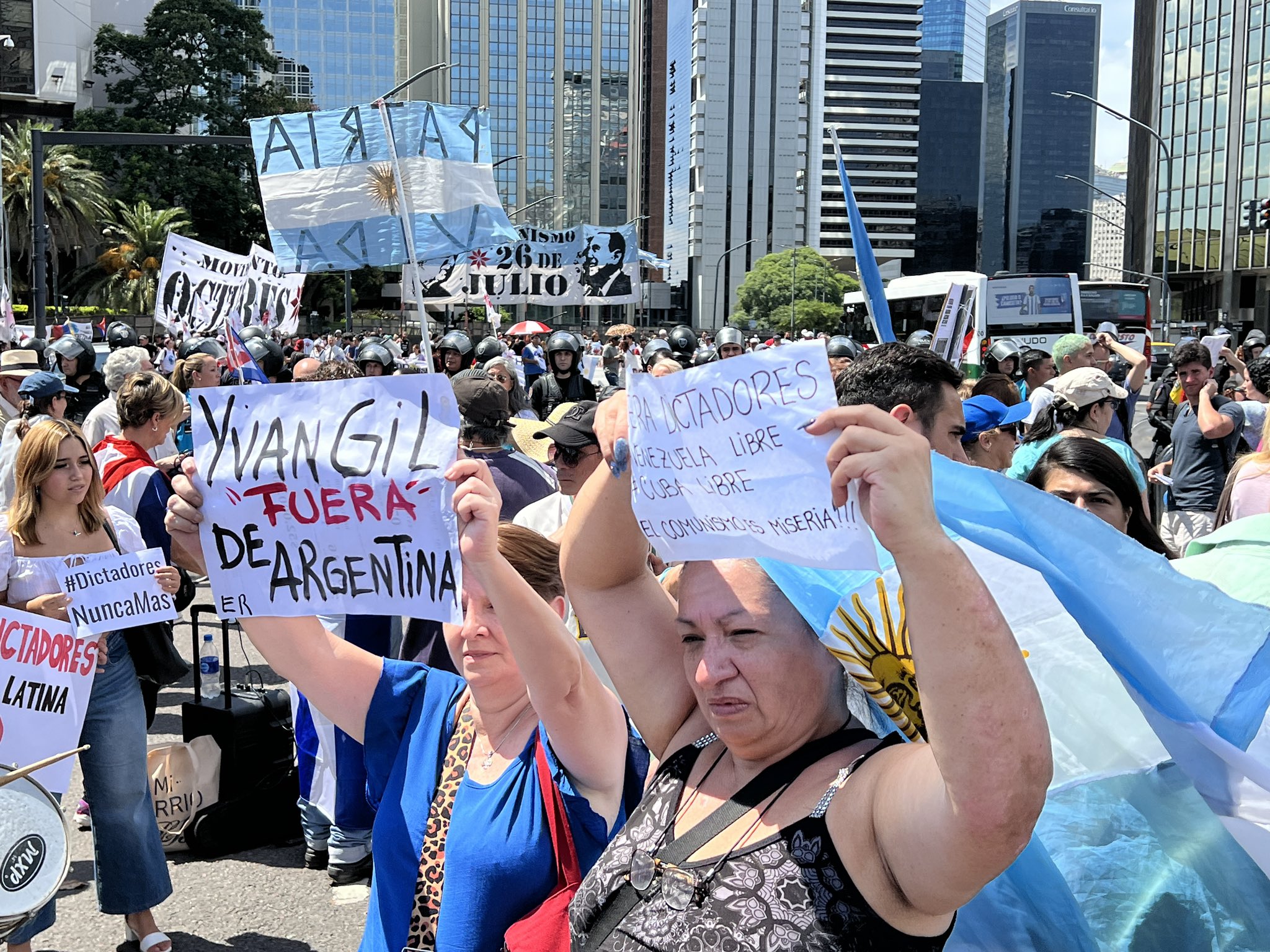 “Dictadores nunca más”: Manifestantes en Argentina rechazan presencia del canciller chavista en la Celac #24Ene (FOTOS)